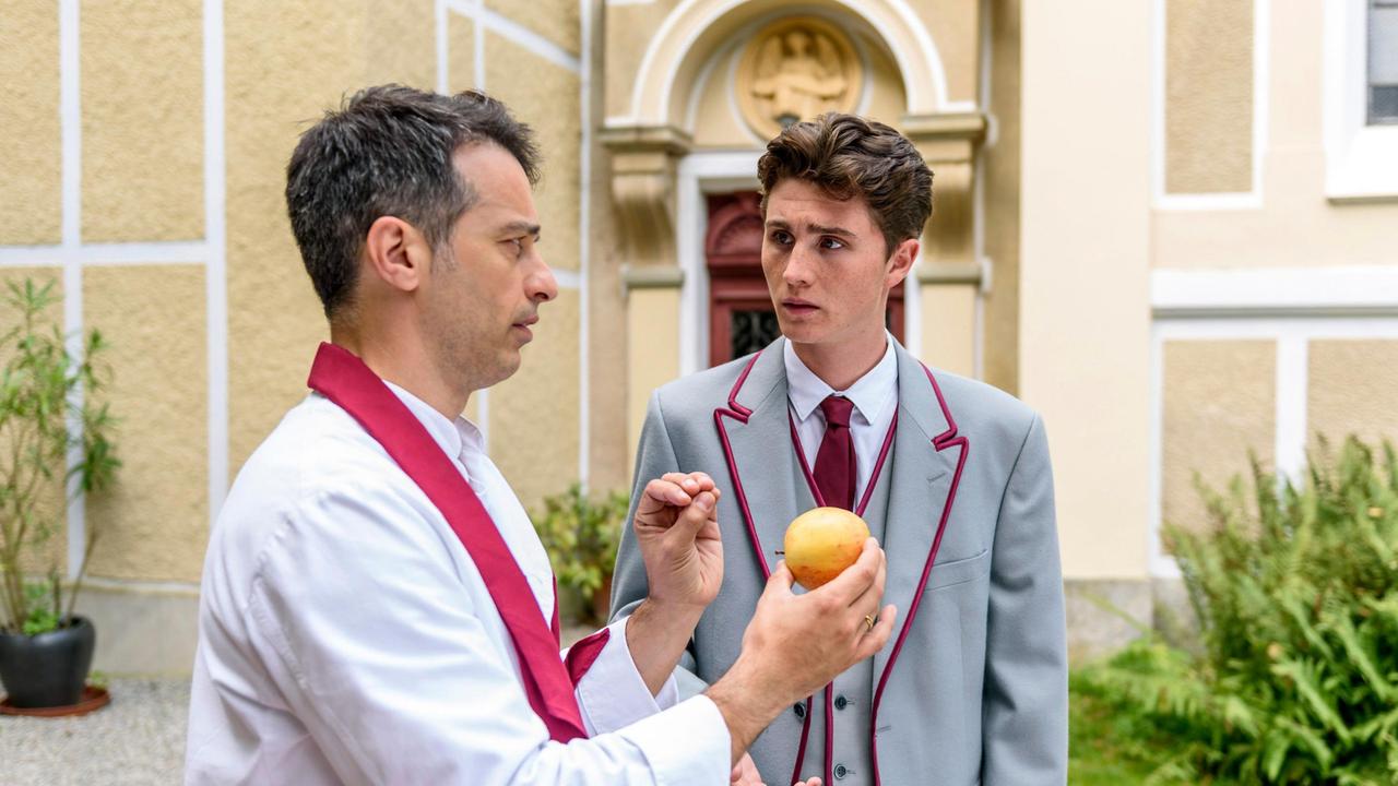 Robert (Lorenzo Patané) erklärt Fabien (Lukas Schmidt), dass der offensichtlich, die von ihm bestellten Äpfel verwechselt hat.