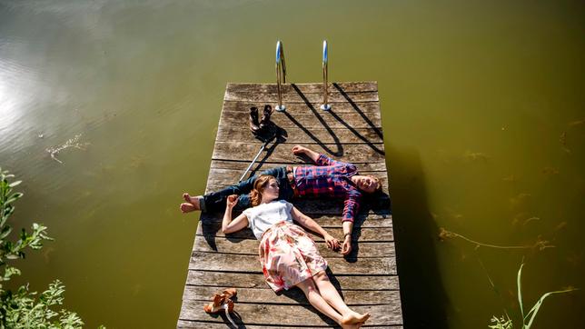 Romantische Auszeit am See: Tina (Christin Balogh) und Oskar (Philip Butz) genießen ihr Liebesglück.