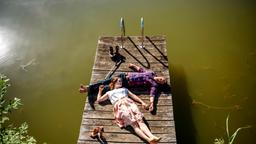 Romantische Auszeit am See: Tina (Christin Balogh) und Oskar (Philip Butz) genießen ihr Liebesglück.