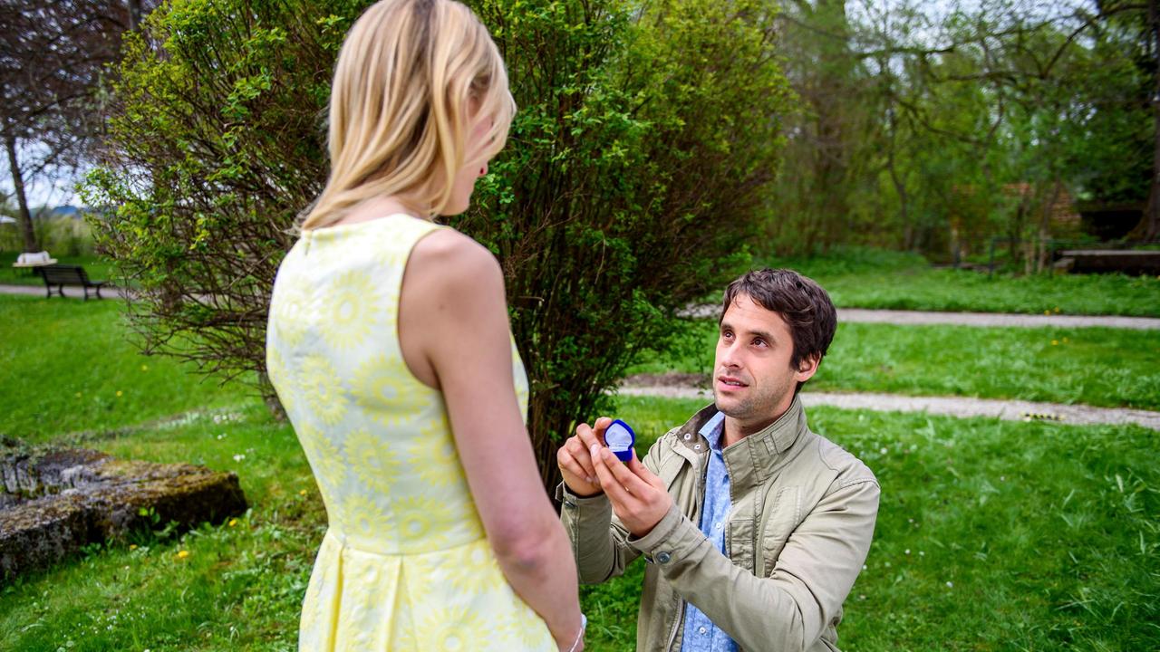 Sebastian (Kai Albrecht) macht Luisa (Magdalena Steinlein) einen Heiratsantrag.