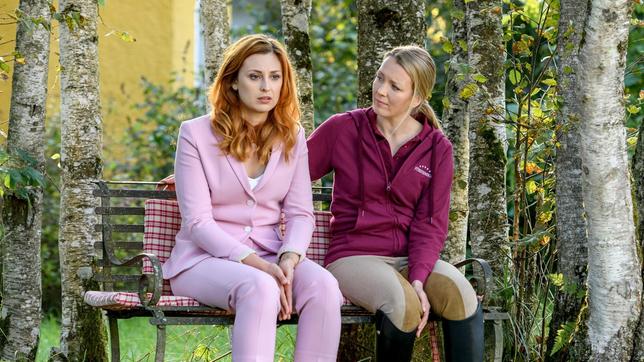 Bild: ARD/Christof Arnold Selina (Katja Rosin) ist nicht begeistert, als Constanze (Sophia Schiller) ihr von der Möglichkeit erzählt, in einer Kanzlei in Oslo zu arbeiten.