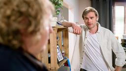 Steffen (Christopher Reinhardt) findet, dass Bela (Franz-Xaver Zeller) Lucy noch ein klärendes Gespräch schuldet.