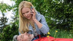 Hermann (Günter Barton) erleidet einen Herzinfarkt. Verzweifelt versucht Luisa (Magdalena Steinlein) ihm zu helfen.