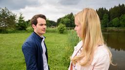 David (Michael N. Kühl) fällt es schwer, vor Luisa (Magdalena Steinlein) über seinen verstorbenen Vater zu sprechen.