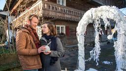 Tina (Christin Balogh) freut sich über Svens (Adrian Spielbauer) Überraschung – auch wenn die Eisskulptur nur noch eine Pfütze ist.