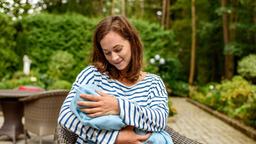 Tina (Christin Balogh) ist erleichtert, ihr Kind wieder im Arm haben zu können.