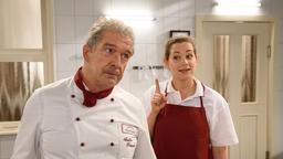 Tina (Christin Balogh) möchte weiterhin in der Hotelküche arbeiten, aber keine Tiere töten. Sie bittet daher André (Joachim Lätsch), den Hummer zu verschonen.