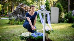 Tina (Christin Balogh) schwört am Grab des toten Babys, ihren Sohn wiederzufinden.