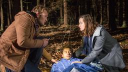 Tina (Christin Balogh) und Sven (Adrian Spielbauer) finden den bewusstlosen Norman (Niklas Löffler) im Wald.