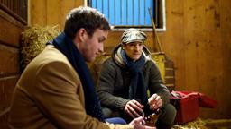 Trotz der vergangenen Geschehnisse machen sich Boris (Florian Frowein) und Viktor (Sebastian Fischer) Sorgen um ihren Vater.