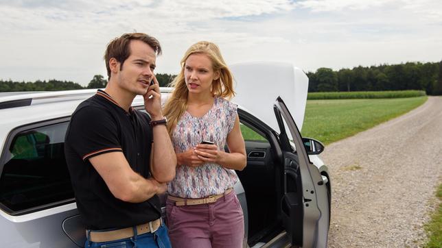 Um sich an sie heranzumachen, täuscht David (Michael N. Kühl) Luisa (Magdalena Steinlein) eine Autopanne vor.