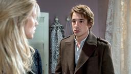 Viktor (Sebastian Fischer) bittet Alicia (Larissa Marolt) inständig, ihn nicht vor Christoph zu verraten.