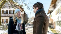 Viktor (Sebastian Fischer) bringt Alicia (Larissa Marolt) zur Bushaltestelle.