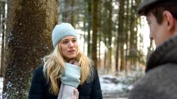 Viktor (Sebastian Fischer) erfährt von Alicias (Larissa Marolt) Geheimnis.