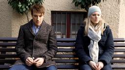 Viktor (Sebastina Fischer) gesteht Alicia (Larissa Marolt) die Wahrheit über den Vorfall zwischen Xenia und Christoph.