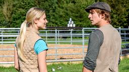 Viktor (Sebastian Fischer) hilft Alicia (Larissa Marolt) dabei, sich abzureagieren.