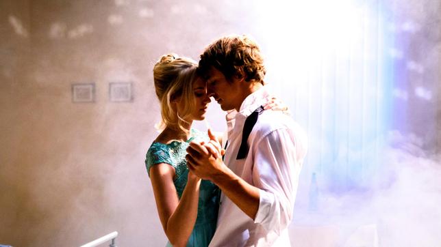 Bild: ARD/Christof Arnold Viktor (Sebastian Fischer) träumt von Alicia (Larissa Marolt).