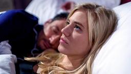 Während Christoph (Dieter Bach, hinten) friedlich schläft, hält ein verwirrender Traum Alicia (Larissa Marolt, vorne) wach.