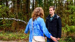 Während ihres Gesprächs mit Nils (Florian Stadler) wird Tina (Christin Balogh) von einem Wasserschlauch angespritzt.