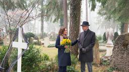 Werner (Dirk Galuba) begegnet der attraktiven Witwe Saskia Hanke (Sacha Holzheimer) an Poppys Grab.