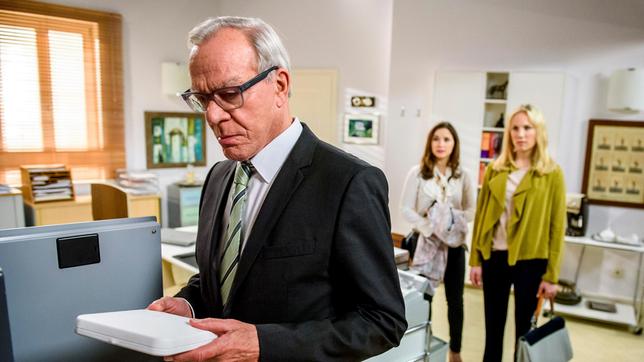 Bild: ARD/Christof Arnold Werner blickt in einen Tresor. Im Hintergrund Desirée und Clara.