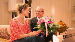 Werner (Dirk Galuba) schenkt Poppy (Birte Wentzek) als Entschuldigung einen Blumenstrauß.