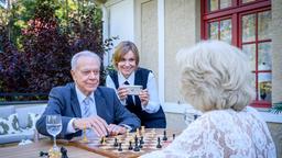 Werner (Dirk Galuba, l. mit Isabell Stern) setzt es zu, als ihn Wilma (Birgit Koch) tatsächlich im Schach besiegt.