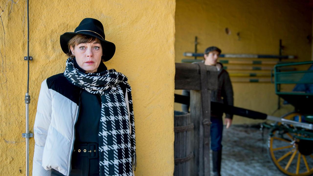 Xenia (Elke Winkens) nähert sich heimlich ihrem Sohn Viktor (Sebastian Fischer, h.).