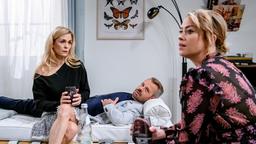 Yvonne (Tanja Lanäus, l. mit Laura Osswald, r. & Sven Waasner) erkennt, dass Caspar nach dem Tod seiner Eltern zutiefst einsam ist.