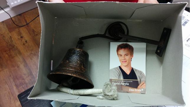 Bild: ARD/DasErste.de Herzlichen Glückwunsch an den glücklichen Gewinner der Glocke aus der Kapelle des Fürstenhofs.