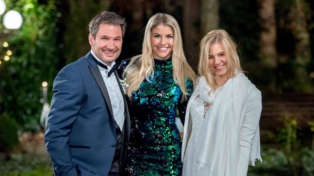 Bild: Das Erste/Christof Arnold Schlagerstar Beatrice Egli (M.) im Fürstenhof: Ab Folge 2861 (voraussichtlicher Sendetermin: 06.02.2018) ist die junge Schweizerin in einer Gastrolle bei "Sturm der Liebe" zu sehen. Drei Folgen lang spielt sich die junge Schweizerin selbst. Christoph Saalfeld (Dieter Bach, l.) engagiert die Sängerin als Überraschung für seine Braut Alicia Lindbergh (Larissa Marolt, r.) - denn zu ihrem Lied haben die beiden zum ersten Mal getanzt.