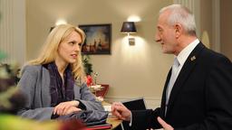 Rosalie mit Alfons an der Rezeption (Bild: ARD/ Ann Paur)