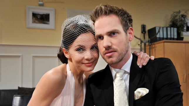 Bild: ARD/Ann Paur Leonard (Christian Feist, r.) hat keine andere Wahl, als Patrizia (Nadine Warmuth, l.) zu heiraten