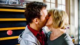 Nils (Florian Stadler, l.) ergreift die Initiative und küsst Charlotte (Mona Seefried, r.) leidenschaftlich