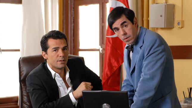 Kommissar Mehmet Özakin (Erol Sander, li.) und sein Assistent Mustafa (Oscar Ortega Sánchez) rätseln in einem verzwickten Fall.