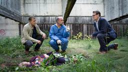 Dr. Strahl (Christoph Tomanek) präsentiert Finn (Sven Martinek) und Lars (Ingo Naujoks) das Ergebnis seiner Untersuchung.
