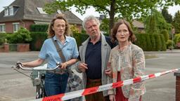 Meike (Marion Gretchen Schmitz), Joachim (Bernd Tauber) und Brigitte Wegmann (Barbara Schnitzler) sind fassungslos – wer kann Jana wohl angegriffen haben?