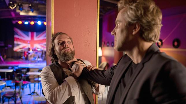 Nachdrückliche Bitte: Der Musikmanager Tobias Brink (Stefan Rudolf) verlangt vom Barbetreiber Philip Yates (Johannes Kühn), die Finger von seiner Lebensgefährtin zu lassen.