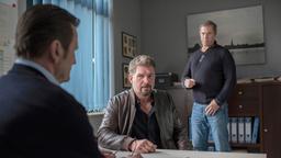 Ralf (Simon Böer) behauptet vor Finn (Sven Marinek) und Lars (Ingo Naujoks), dass seine Frau in der Nacht von einem Einbrecher ermordet wurde.