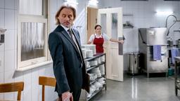 Michael (Erich Altenkopf) ist es peinlich, als ihn Valentina (Aylin Ravanyar, hinten) bei der heimlichen Suche in der Küche erwischt.