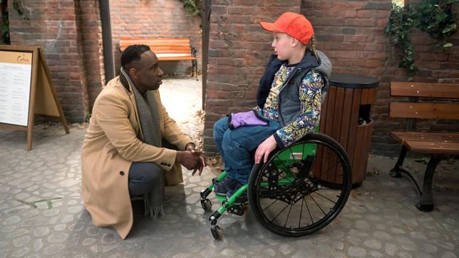 Bild: NDR/ARD/Nicole Manthey Hendrik (Jerry Kwarteng, l.) tut es leid, Rudi (Rasmus Ihnen, r.) sagen zu müssen, dass er nicht mehr für ihn zuständig ist.