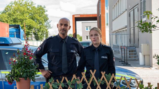 Lukas Petersen (Patrick Abozen) und Bente Hinrichs (Sinha Melina Gierke)