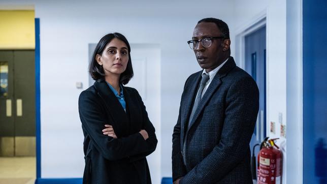 Bild: ARD Degeto/ITV Studios Detective Ruis ermittelt gemeinsam mit seiner Kollegin Devi.