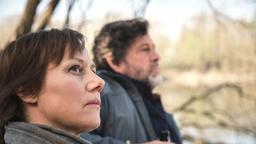 Franziska Tobler und Friedemann Berg in einer Erholungspause. Sie haben den Wohnwagen des gesuchten jungen Paares gefunden, den sie als Versteck nutzen.