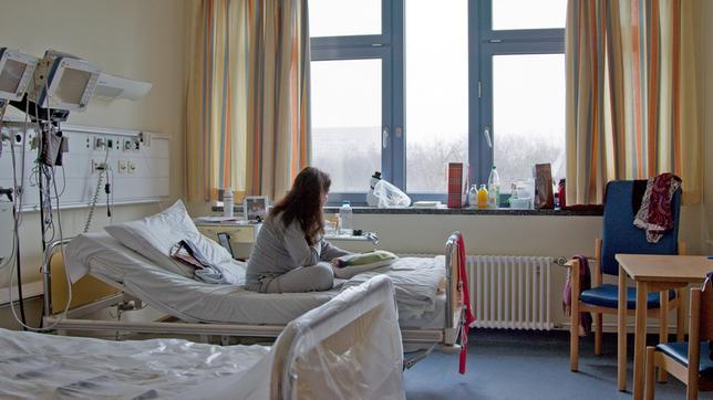 Bild: rbb/ DOCDAYS Productions Die ARD STORY geht der Frage nach, warum in Deutschland jedes Jahr hunderte Menschen sterben, weil sie nicht rechtzeitig ein Spenderorgan bekommen. Wären viele dieser Tode vermeidbar?