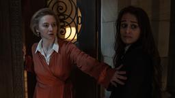 Margot öffnet Gabriela die Tür.