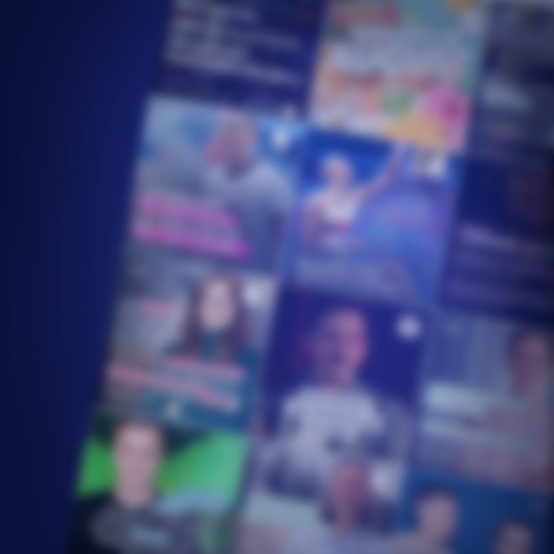 Das Logo der ARD Audiothek und das Logo von Instagram vor blauem Hintergrund