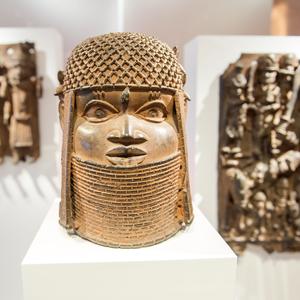 Drei Raubkunst-Bronzen aus dem Land Benin in Westafrika sind im Museum für Kunst und Gewerbe (MKG) in einer Vitrine ausgestellt. 