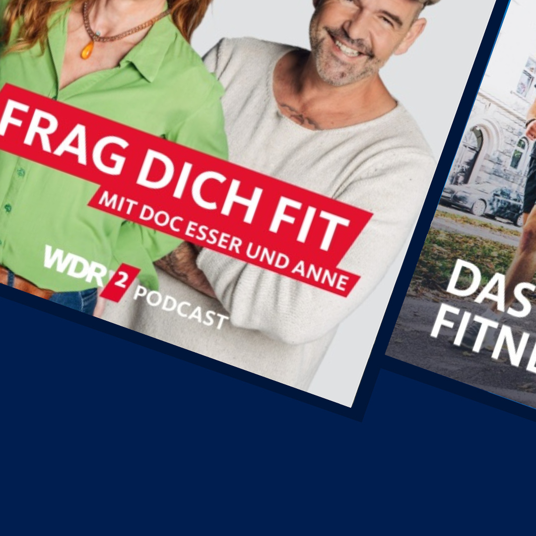 Das Podcastcover des Podcasts "Frag dich fit" und neben dem Podcastcover von "Das Fitnessmagazin" auf blaume Grund