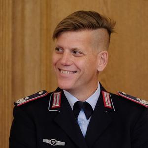 Anastasia Biefang, Kommandeurin der Bundeswehr, steht in einem Saal des Bundesverwaltungsgerichtes. Die Instanz verhandelt über eine Disziplinarmaßnahme gegen Biefang wegen ihres Profils in einem Dating-Portal.
